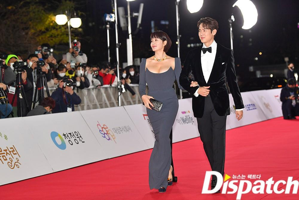 Hai ngôi sao đảm nhận vị trí MC Lễ trao giải Rồng Xanh lần thứ 42 là "chị đại" Kim Hye Soo và tài tử "Hospital Playlist" Yoo Yeon Seok. Hai ngôi sao đảm nhận vị trí MC Lễ trao giải Rồng Xanh lần thứ 42 là "chị đại" Kim Hye Soo và tài tử "Hospital Playlist" Yoo Yeon Seok.