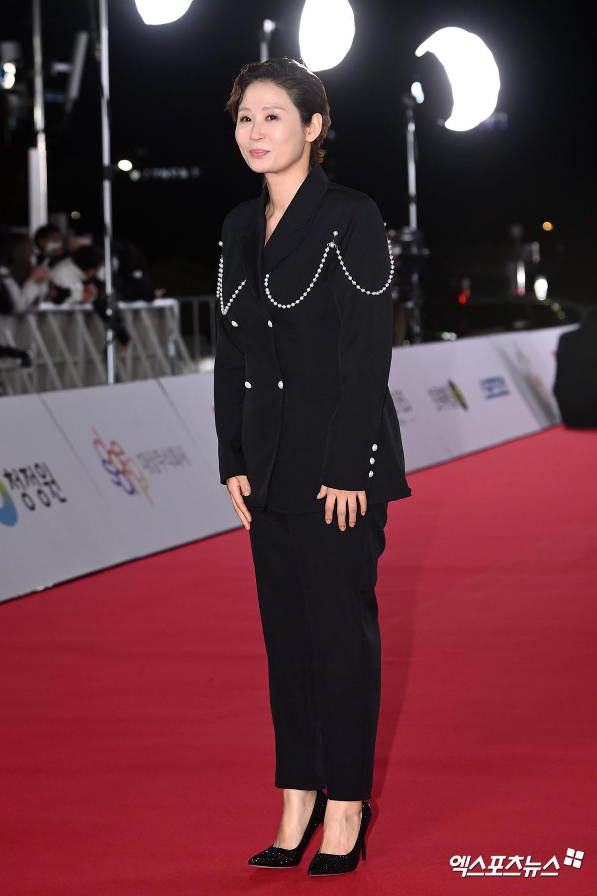 Nữ phụ "Reply 1988" Kim Sun Young thắng giải "Nữ diễn viên phụ xuất sắc" với tác phẩm "Three Sister". Nữ phụ "Reply 1988" Kim Sun Young thắng giải "Nữ diễn viên phụ xuất sắc" với tác phẩm "Three Sister".