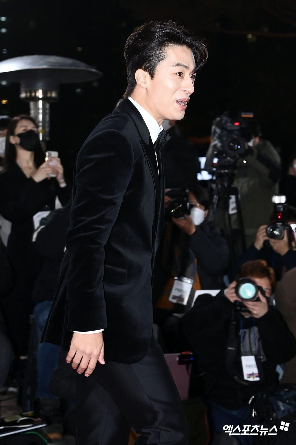 Nam diễn viên "D.P." Goo Kyo Hwan được vinh danh là "Ngôi sao nổi tiếng" tại Rồng Xanh năm nay. Nam diễn viên "D.P." Goo Kyo Hwan được vinh danh là "Ngôi sao nổi tiếng" tại Rồng Xanh năm nay.