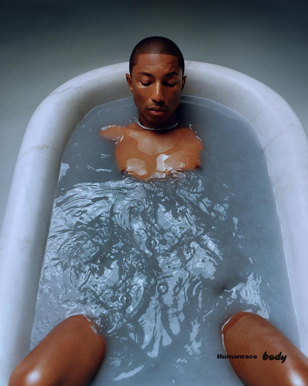 Pharrell Williams khỏa thân ngâm mình trong bồn tắm trong bức ảnh quảng cáo cho dòng sản phẩm chăm sóc da của chính mình. Pharrell Williams khỏa thân ngâm mình trong bồn tắm trong bức ảnh quảng cáo cho dòng sản phẩm chăm sóc da của chính mình.