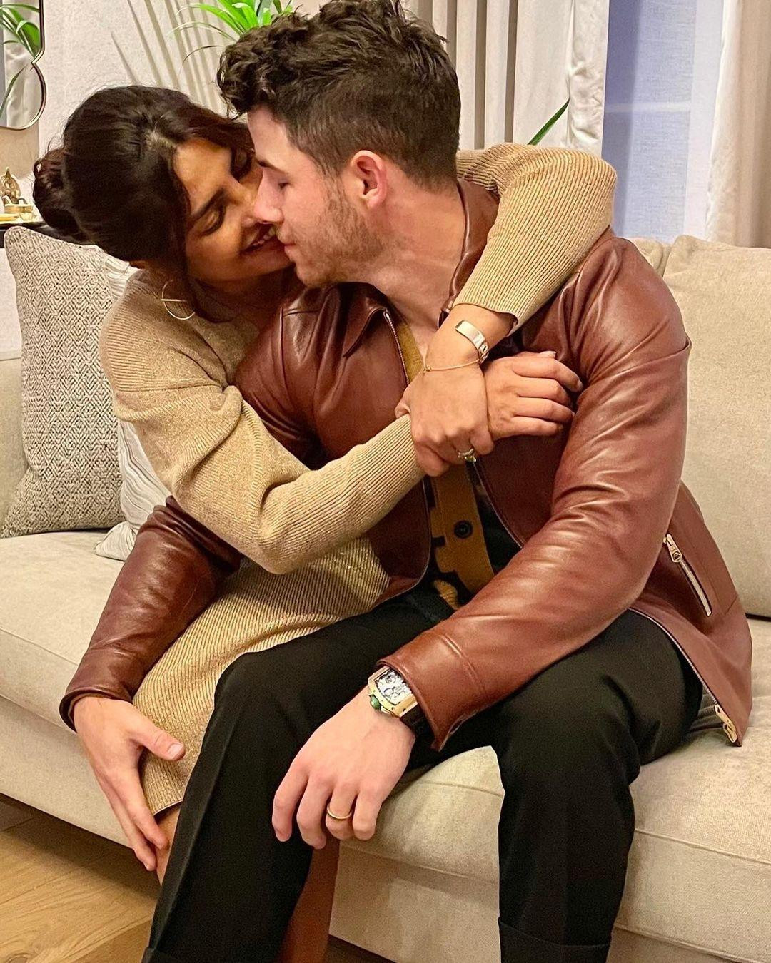 Hoa hậu Priyanka Chopra đăng ảnh chụp chung, kèm lời tỏ tình "yêu anh" gửi đến chồng kém 10 tuổi Nick Jonas nhân dịp lễ Tạ ơn. Hoa hậu Priyanka Chopra đăng ảnh chụp chung, kèm lời tỏ tình "yêu anh" gửi đến chồng kém 10 tuổi Nick Jonas nhân dịp lễ Tạ ơn.