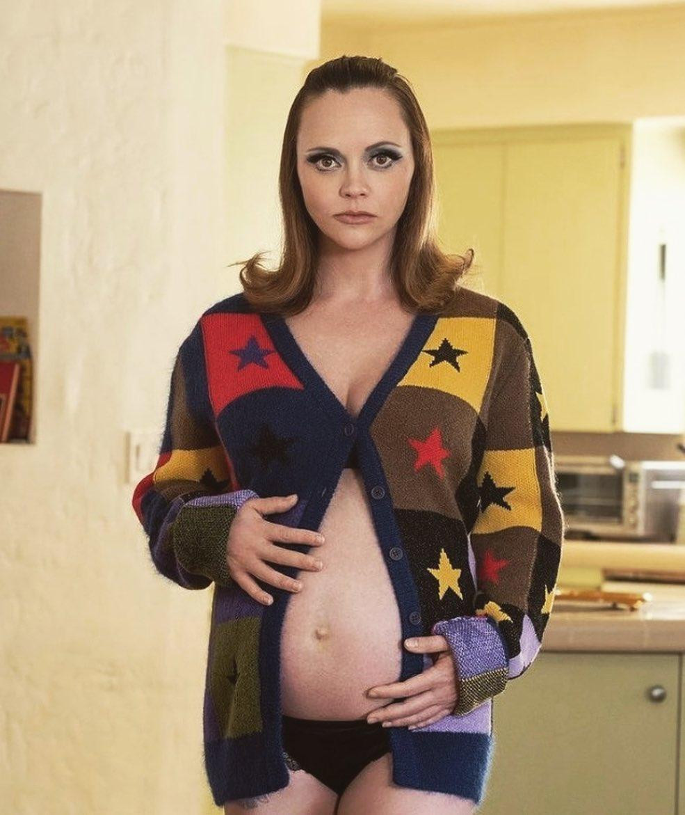 Nữ diễn viên Christina Ricci khoe bụng bầu lần 2 trong bộ nội y đen sexy. Nữ diễn viên Christina Ricci khoe bụng bầu lần 2 trong bộ nội y đen sexy.