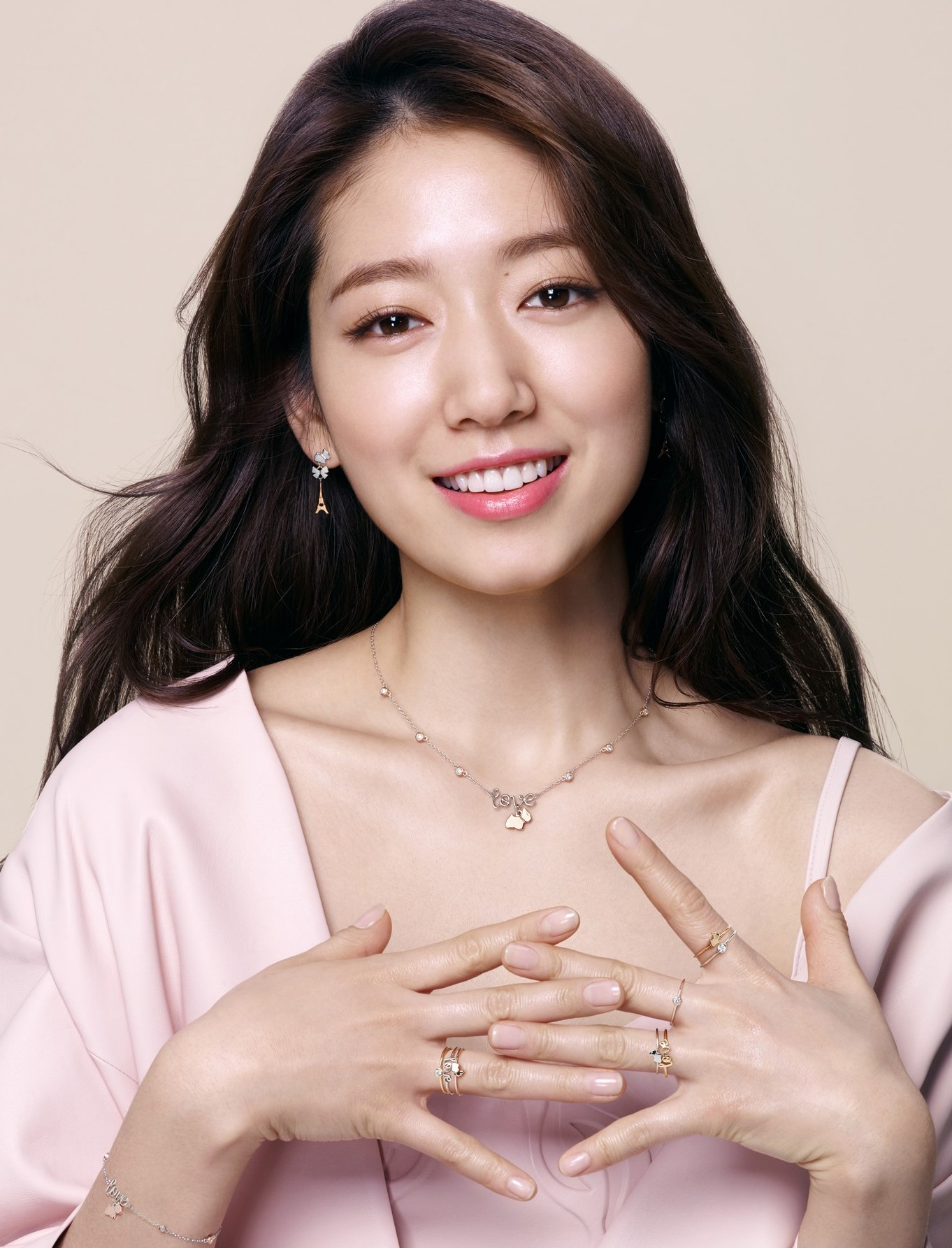 Park Shin Hye gây bất ngờ vì báo tin kết hôn và mang thai. Park Shin Hye gây bất ngờ vì báo tin kết hôn và mang thai.