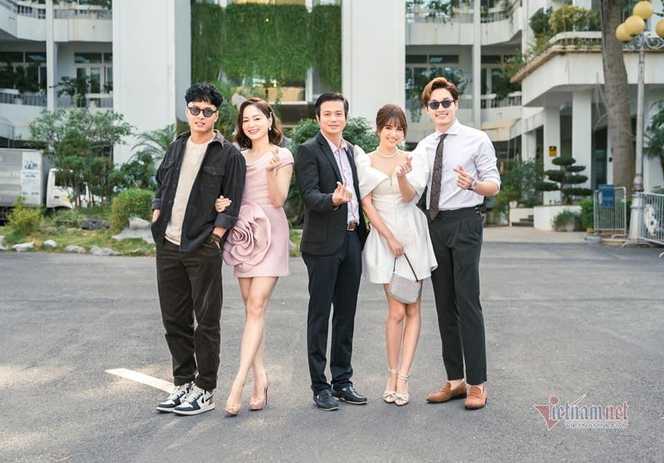 Diễn viên Bá Anh bên các diễn viên của 'Thương ngày nắng về'.