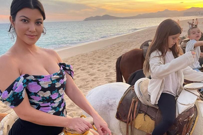 Kourtney Kardashian khoe vòng một "bốc lửa" khi cùng hai con Penelope (giữa) và Reign cưỡi ngựa trên bãi biển ở Mexico. Kourtney Kardashian khoe vòng một "bốc lửa" khi cùng hai con Penelope (giữa) và Reign cưỡi ngựa trên bãi biển ở Mexico.