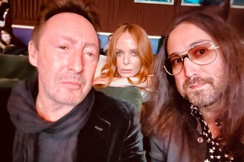 Nhà thiết kế thời trang Stella McCartney có cuộc hội ngộ với hai con trai cùng cha khác mẹ của John Lennon - người sáng lập The Beatles, Julian Lennon (trái) và Sean Ono Lennon. Nhà thiết kế thời trang Stella McCartney có cuộc hội ngộ với hai con trai cùng cha khác mẹ của John Lennon - người sáng lập The Beatles, Julian Lennon (trái) và Sean Ono Lennon.