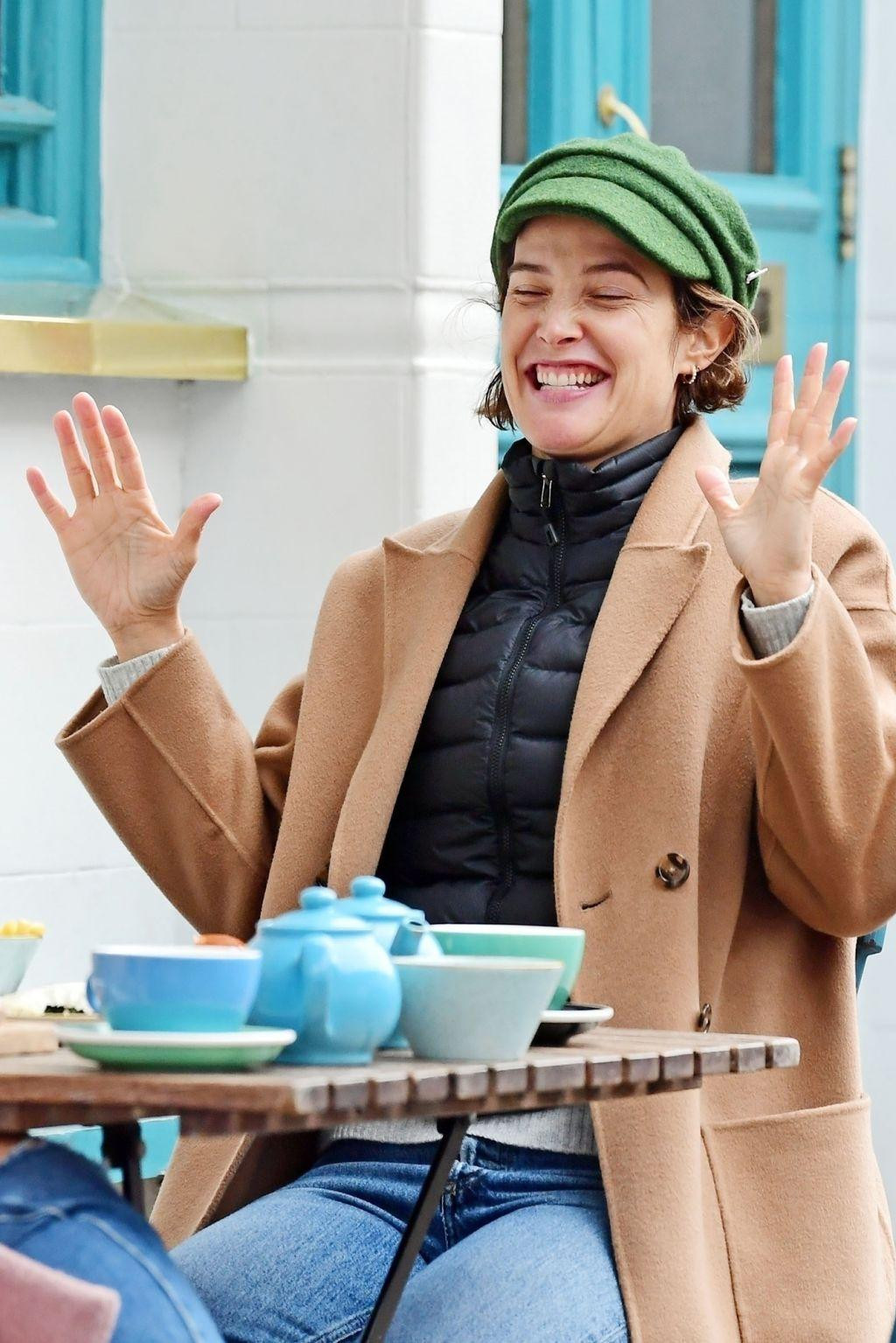 Ngôi sao "Avengers" Cobie Smulders cười như được mùa khi dùng bữa ở London. Ngôi sao "Avengers" Cobie Smulders cười như được mùa khi dùng bữa ở London.