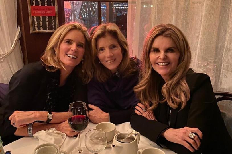 Nhà báo Maria Shriver (ngoài cùng bên phải) dùng bữa với hai chị họ Sydney McKelvy (ngoài cùng bên trái) và Caroline Kennedy - con gái của Tổng thống John F. Kennedy và Đệ nhất phu nhân Jacqueline Kennedy - sau gần 2 năm xa cách. Nhà báo Maria Shriver (ngoài cùng bên phải) dùng bữa với hai chị họ Sydney McKelvy (ngoài cùng bên trái) và Caroline Kennedy - con gái của Tổng thống John F. Kennedy và Đệ nhất phu nhân Jacqueline Kennedy - sau gần 2 năm xa cách.