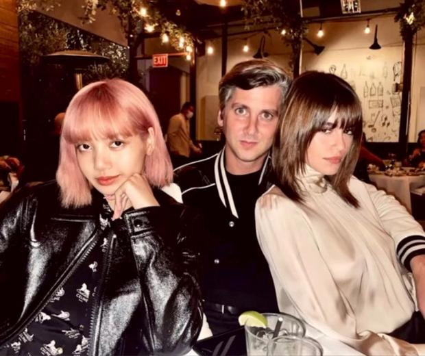 Lisa gặp Peter Utz và siêu mẫu Kaia Gerber ngày 14/11. Lisa gặp Peter Utz và siêu mẫu Kaia Gerber ngày 14/11.