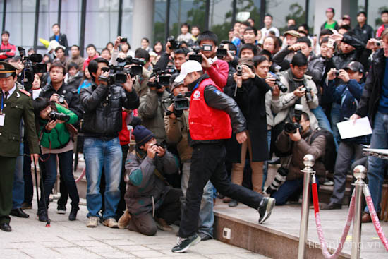 Mỗi bước chân của Lý Liên Kiệt dều được các phóng viên bám sát. Mỗi bước chân của Lý Liên Kiệt dều được các phóng viên bám sát