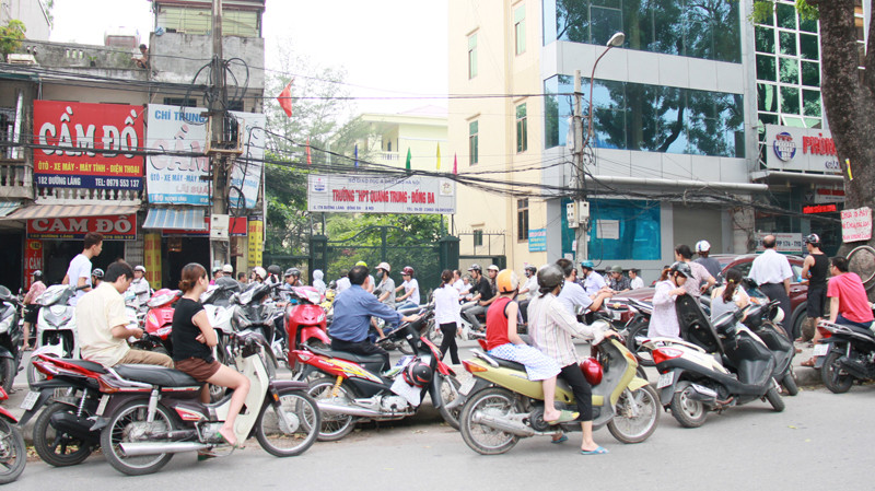 Nhiều phụ huynh đứng chờ con trước cổng trường THPT Quang Trung (Hà Nội). Ảnh: Trường Phong