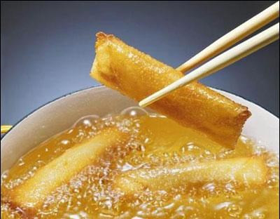 Các thực phẩm nhiều dầu như thực phẩm chiên rán dễ gây kích thích và làm tăng nồng độ axit trong dạ dày