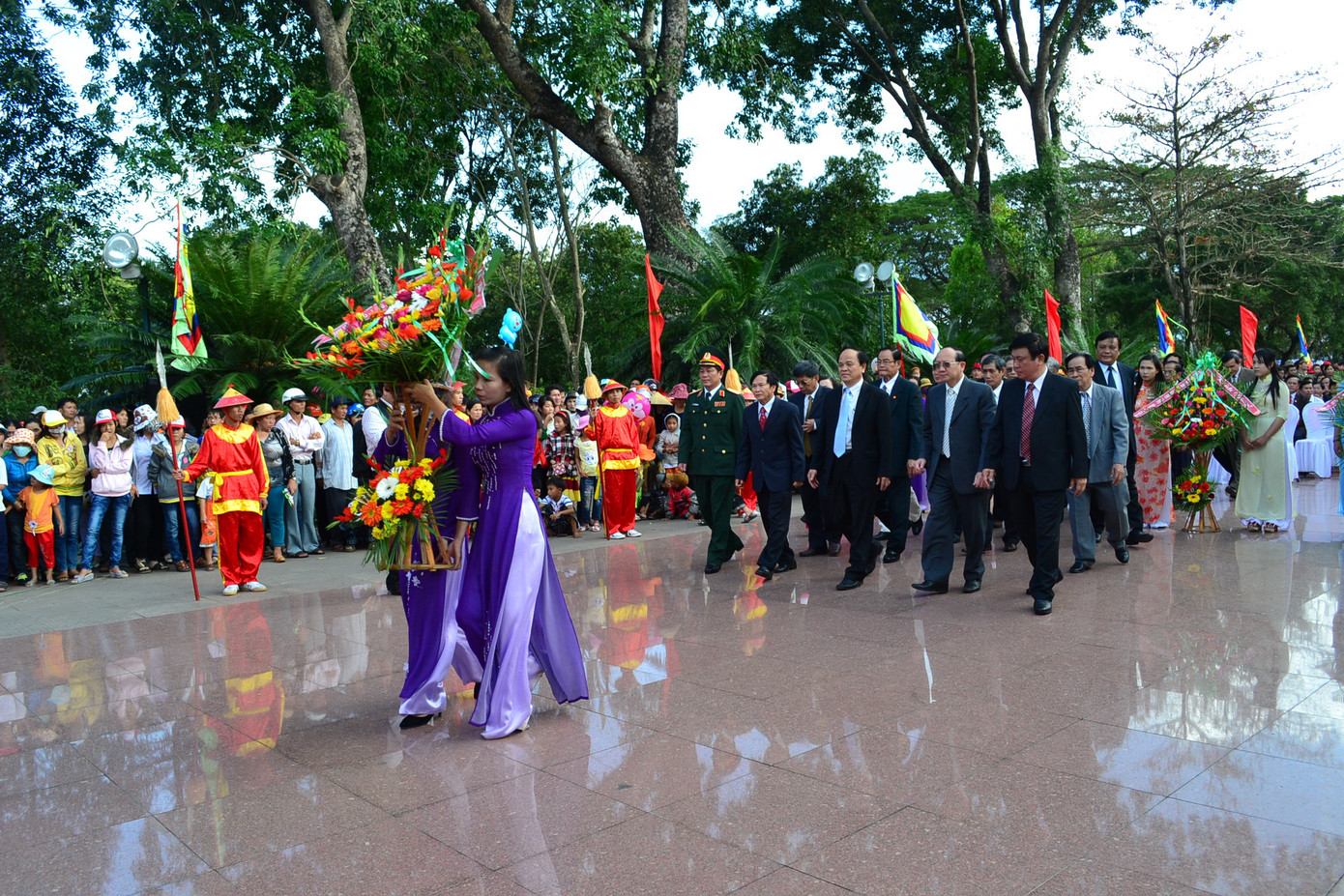 Lãnh đạo tỉnh Bình Định đang hoa tại Tượng đài vua Quang Trung