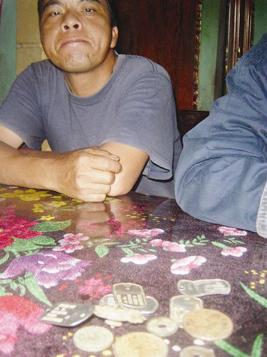 Du khách tìm mua những kỷ vật thời chiến