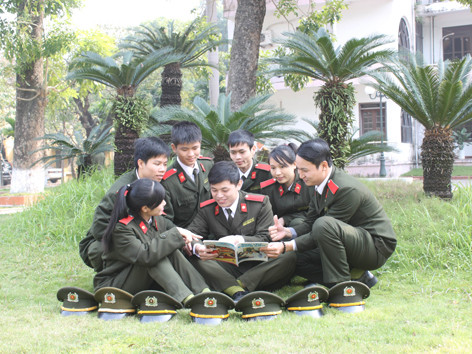 Chu Đức Thùy (ngoài cùng bên phải) cùng nhóm nghiên cứu khoa học. Chu Đức Thùy (ngoài cùng bên phải) cùng nhóm nghiên cứu khoa học