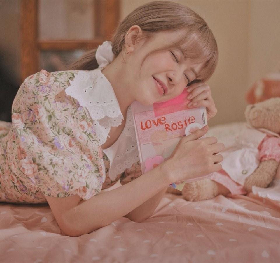 Cô xuất hiện với hình ảnh nữ tính