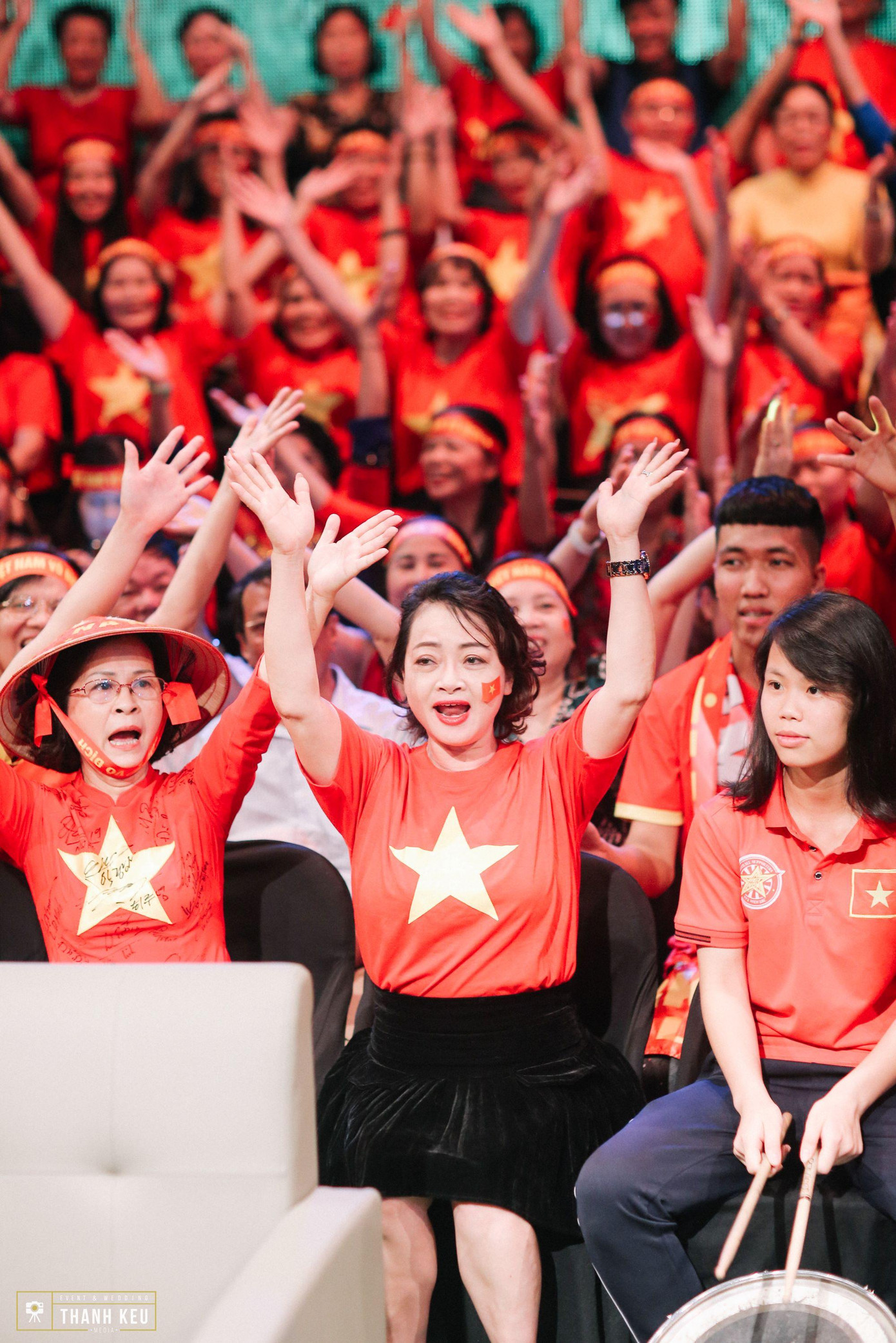 Chị hướng dẫn CĐV cổ vũ Chị hướng dẫn CĐV cổ vũ