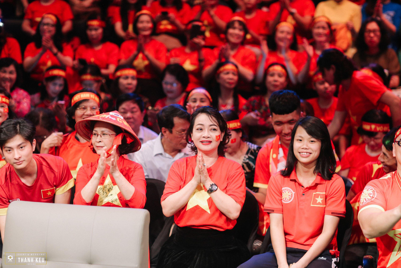 Nghệ sĩ hài Trà My cổ vũ cho hai "số 8" huyền thoại của BĐVN Nghệ sĩ hài Trà My cổ vũ cho hai "số 8" huyền thoại của BĐVN