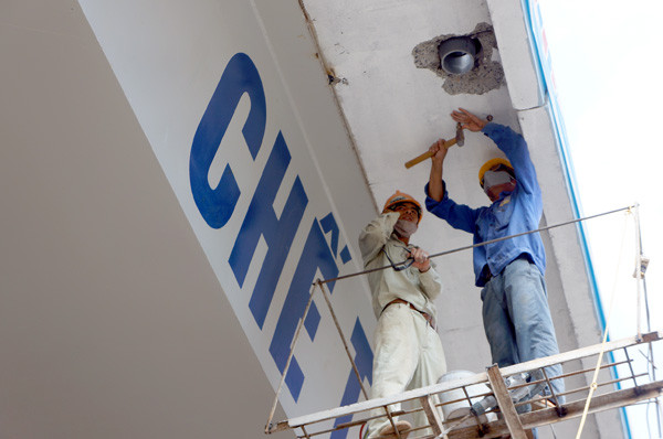 Những chiếc ống thoát nước đang được hoàn thiện