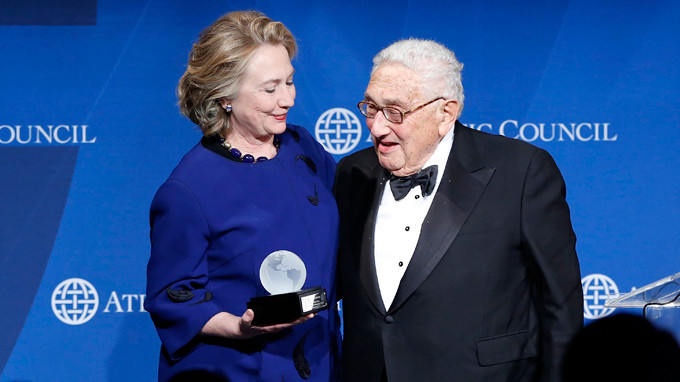 Henry Kissinger giới thiệu cựu ngoại trưởng Hillary Clinton tại lễ trao giải lãnh đạo xuất sắc của Tổ chức Atlantic Council ở Washington ngày 1-5-2013. Ảnh: Reuters