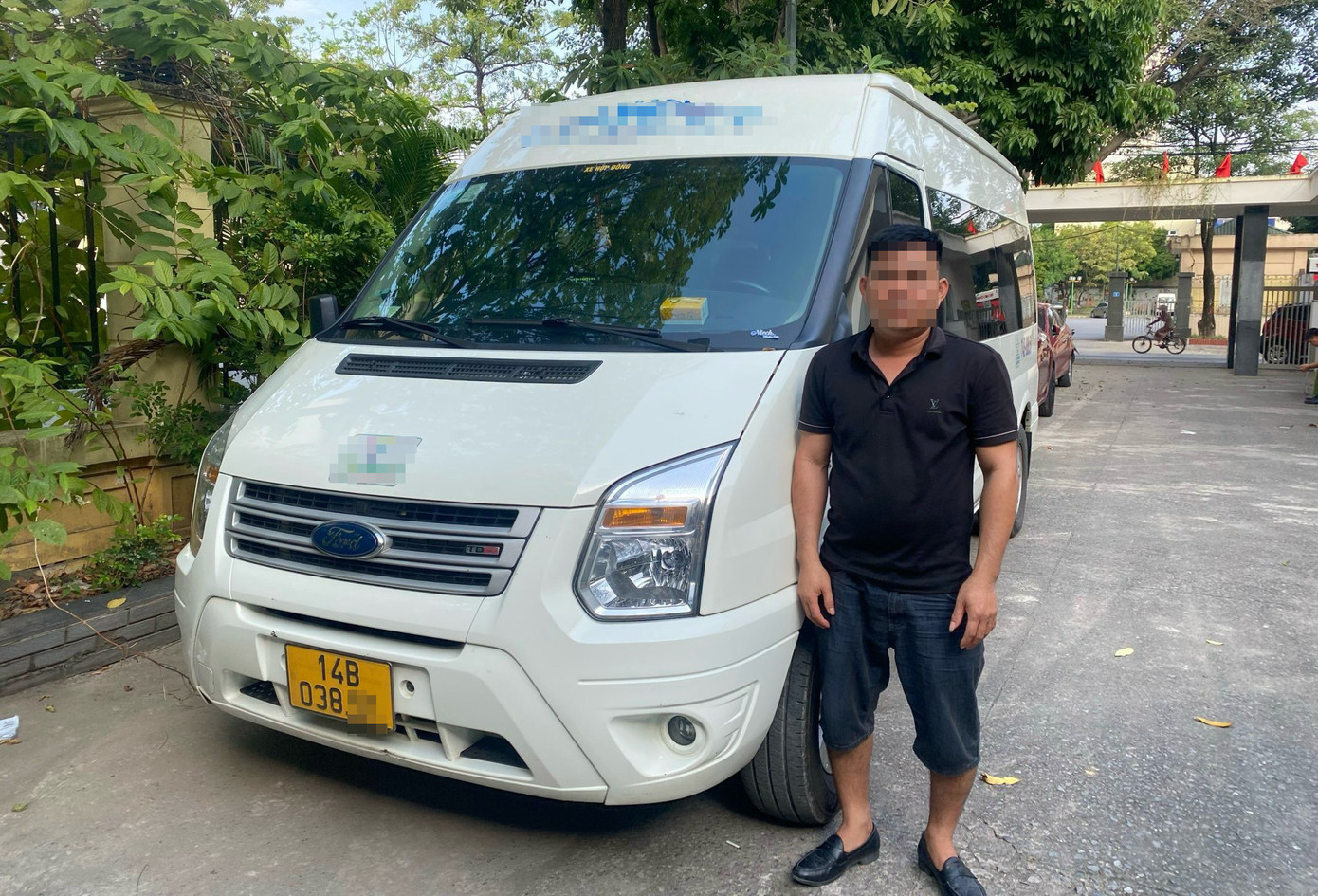 Nam tài xế ô tô 16 chỗ sử dụng Giấy phép lái xe giả. Nam tài xế ô tô 16 chỗ sử dụng Giấy phép lái xe giả.