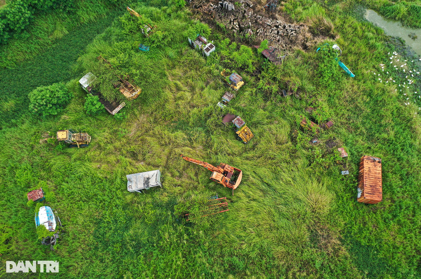 Dự án này chia thành 3 giai đoạn, gồm 11 gói thầu xây lắp chính. Nhưng do gặp nhiều vướng mắc, khó khăn về vốn, chủ đầu tư phải xin lùi tiến độ hoàn thành dự án ở nhiều thời điểm khi khối lượng thi công đạt 80%. Theo ghi nhận của phóng viên Dân trí, hiện công trường cao tốc đoạn nút giao với quốc lộ 50 (xã Đa Phước, huyện Bình Chánh) hiện vẫn dang dở, "đắp chiếu" khoảng 4 năm nay (dừng thi công từ 2019) sau khi xây dựng được 2 đoạn cầu vượt, đắp nền các đoạn cầu dẫn. Dự án này chia thành 3 giai đoạn, gồm 11 gói thầu xây lắp chính. Nhưng do gặp nhiều vướng mắc, khó khăn về vốn, chủ đầu tư phải xin lùi tiến độ hoàn thành dự án ở nhiều thời điểm khi khối lượng thi công đạt 80%. Theo ghi nhận của phóng viên Dân trí, hiện công trường cao tốc đoạn nút giao với quốc lộ 50 (xã Đa Phước, huyện Bình Chánh) hiện vẫn dang dở, "đắp chiếu" khoảng 4 năm nay (dừng thi công từ 2019) sau khi xây dựng được 2 đoạn cầu vượt, đắp nền các đoạn cầu dẫn.