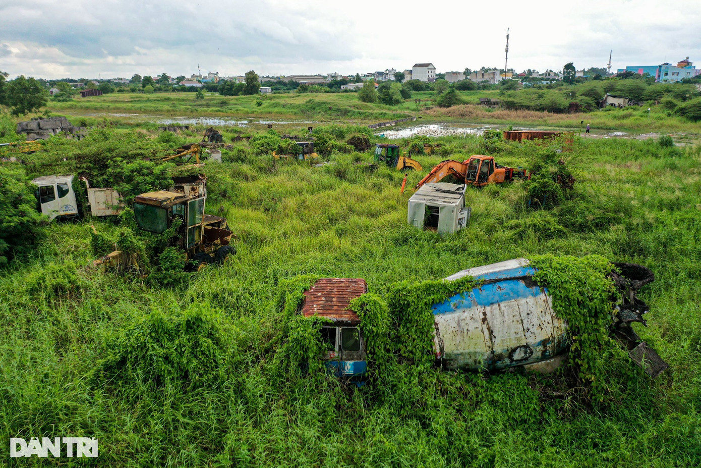 Cao tốc Bến Lức - Long Thành được khởi công từ tháng 7/2014, đi qua các tỉnh Long An, TPHCM và Đồng Nai, với tổng chiều dài gần 58km. Tuy nhiên, hơn 4 năm nay, đại công trường này "đắp chiếu" nhiều hạng mục, hàng chục máy móc trị giá hàng tỷ đồng bỏ hoang phế, cỏ cây bao phủ um tùm. Cao tốc Bến Lức - Long Thành được khởi công từ tháng 7/2014, đi qua các tỉnh Long An, TPHCM và Đồng Nai, với tổng chiều dài gần 58km. Tuy nhiên, hơn 4 năm nay, đại công trường này "đắp chiếu" nhiều hạng mục, hàng chục máy móc trị giá hàng tỷ đồng bỏ hoang phế, cỏ cây bao phủ um tùm.