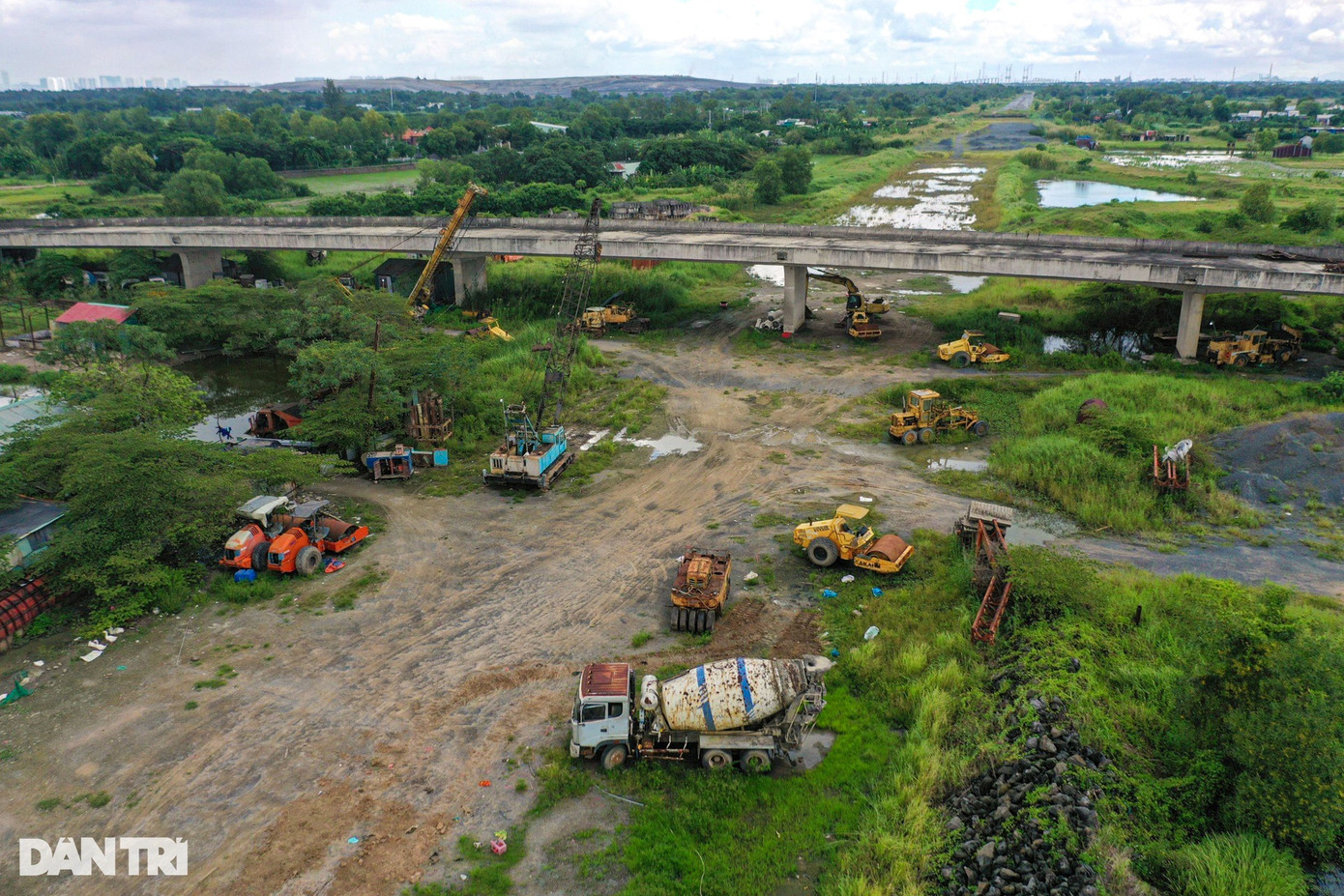 Nhiều máy móc "nằm phơi lưng" giữa trời, lâu ngày không được vận hành, tu sửa nên đa phần hư hỏng, rỉ sét. Nhiều máy móc "nằm phơi lưng" giữa trời, lâu ngày không được vận hành, tu sửa nên đa phần hư hỏng, rỉ sét.