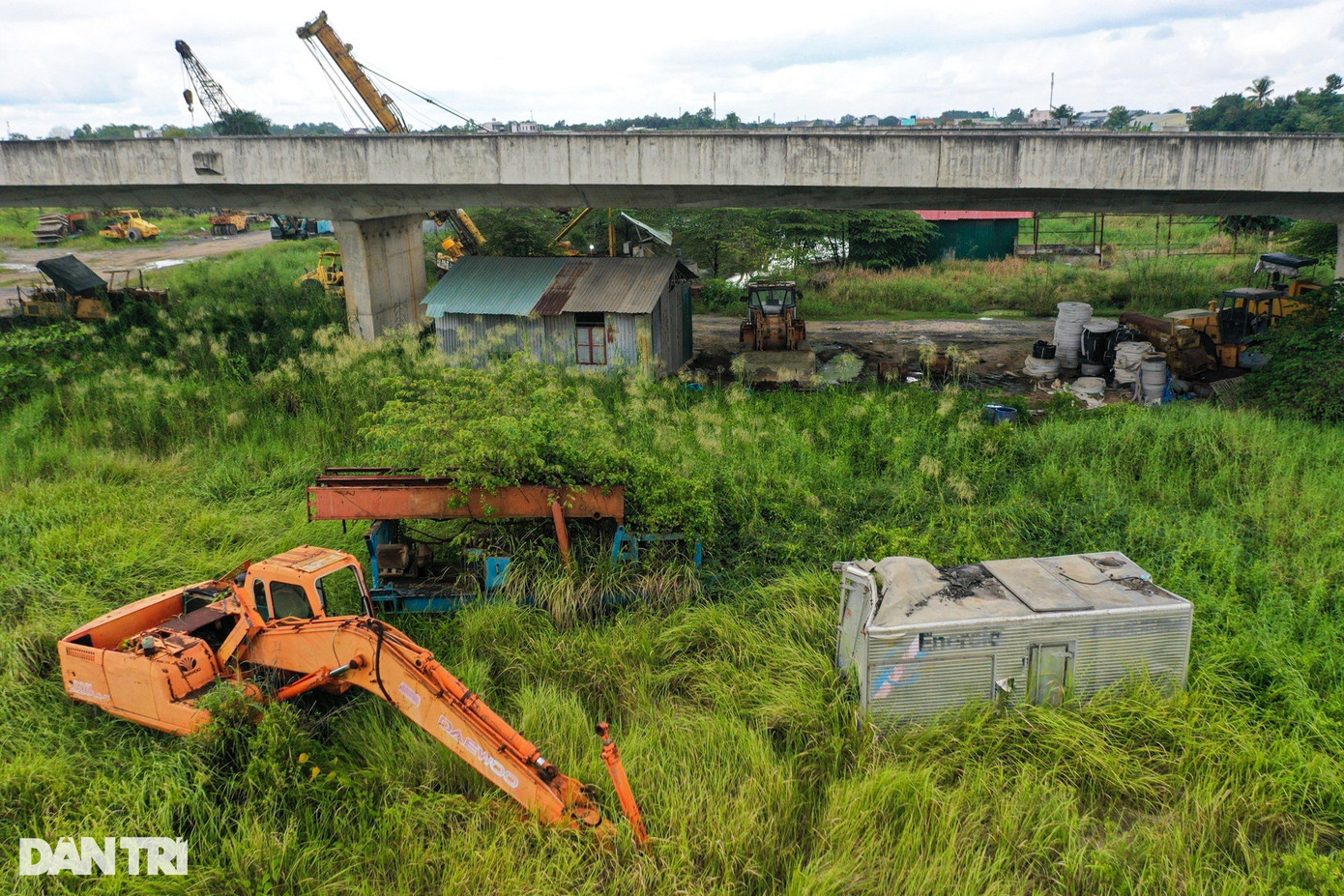Một bảo vệ tại công trường cho biết, hàng chục loại máy móc, thiết bị này được nhà thầu tập trung về đây khi gói thầu ngưng thi công từ năm 2019, không hoạt động cũng không được ai bảo trì từ đó đến nay. Một bảo vệ tại công trường cho biết, hàng chục loại máy móc, thiết bị này được nhà thầu tập trung về đây khi gói thầu ngưng thi công từ năm 2019, không hoạt động cũng không được ai bảo trì từ đó đến nay.