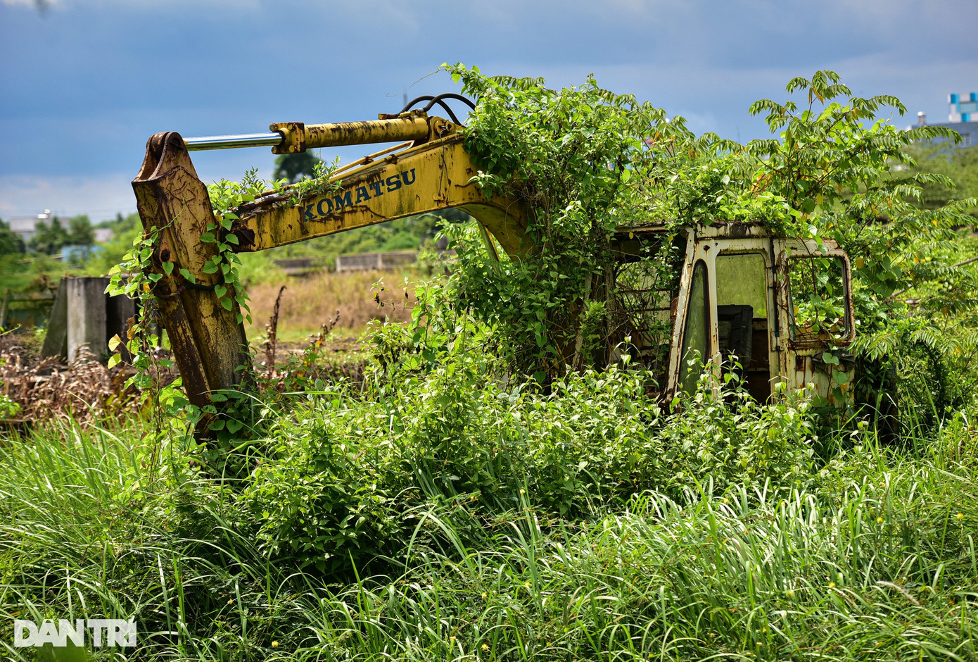Hiện khu vực này có hàng chục máy móc như xe lu, máy cẩu, máy múc, cần trục, xe tải.... bị bỏ lại, hoang phế nhiều năm, cỏ cây mọc um tùm bao phủ. Hiện khu vực này có hàng chục máy móc như xe lu, máy cẩu, máy múc, cần trục, xe tải.... bị bỏ lại, hoang phế nhiều năm, cỏ cây mọc um tùm bao phủ.