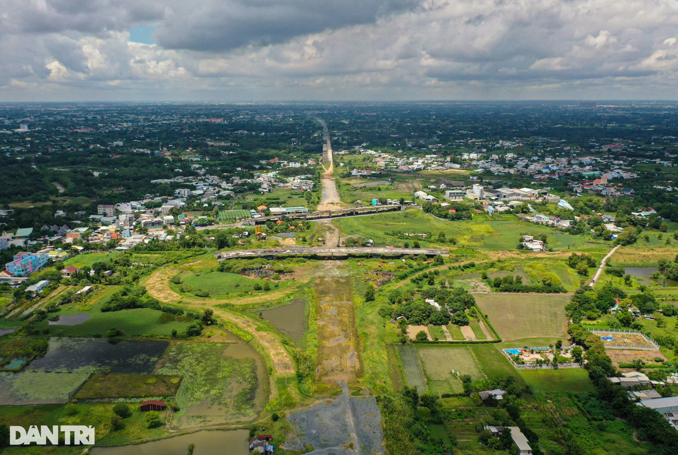 Cao tốc này được xây dựng với mục đích giúp giao thông liên vùng phía Tây và Đông Nam Bộ được kết nối liền mạch mà không cần phải qua TPHCM, đồng thời kết nối các tuyến cao tốc, quốc lộ, hệ thống cảng biển, sân bay Long Thành. Bên cạnh đó, cao tốc cũng góp phần làm giảm áp lực giao thông trên quốc lộ 1 và quốc lộ 51. Cao tốc này được xây dựng với mục đích giúp giao thông liên vùng phía Tây và Đông Nam Bộ được kết nối liền mạch mà không cần phải qua TPHCM, đồng thời kết nối các tuyến cao tốc, quốc lộ, hệ thống cảng biển, sân bay Long Thành. Bên cạnh đó, cao tốc cũng góp phần làm giảm áp lực giao thông trên quốc lộ 1 và quốc lộ 51.
