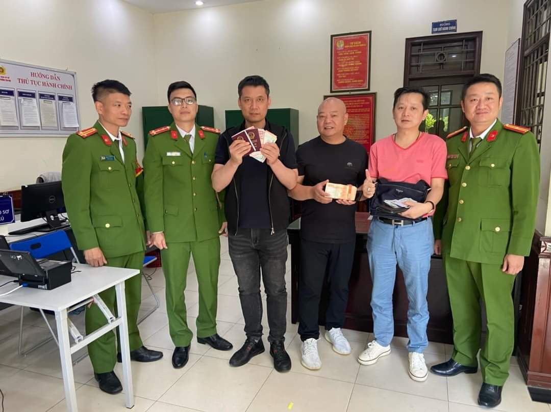 Cơ quan công an trao trả lại tài sản cho du khách đánh rơi.