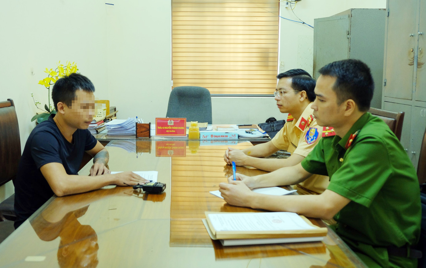 Cơ quan chức năng làm việc với nam tài xế.