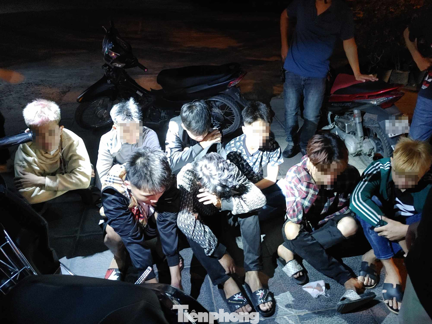 Nhóm thanh thiếu niên lạng lách trên đường.