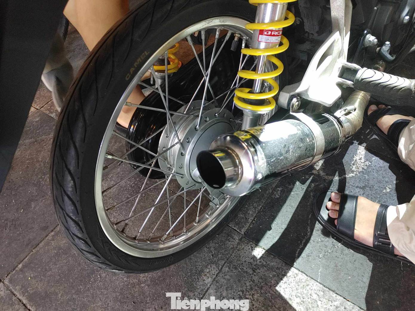 Những xe máy độ pô phát ra tiếng nổ "đinh tai nhức óc".