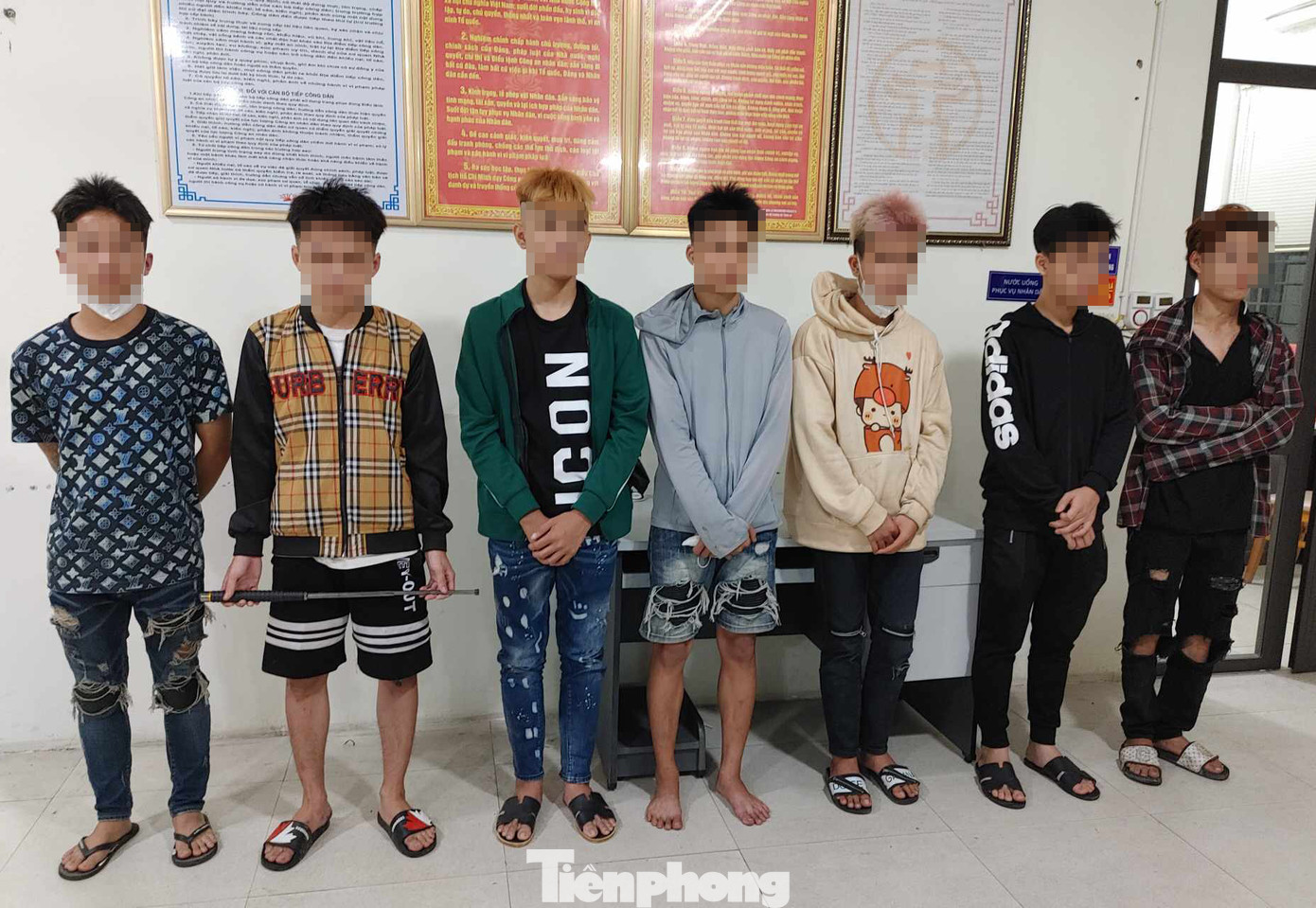 Một số thanh thiếu niên mang theo cả gậy sắt...