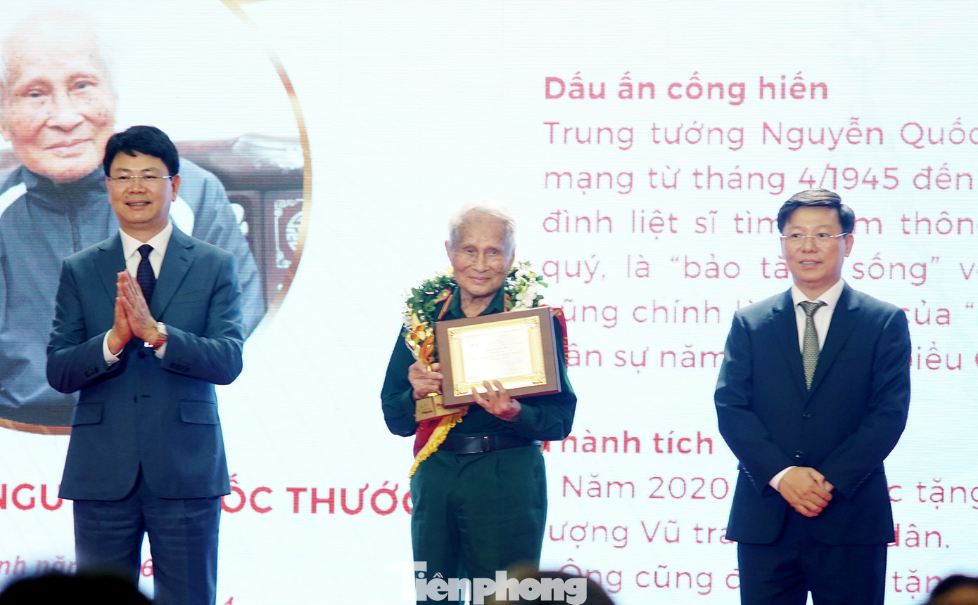 Trung tướng Nguyễn Quốc Thước (giữa) trên bục vinh danh.