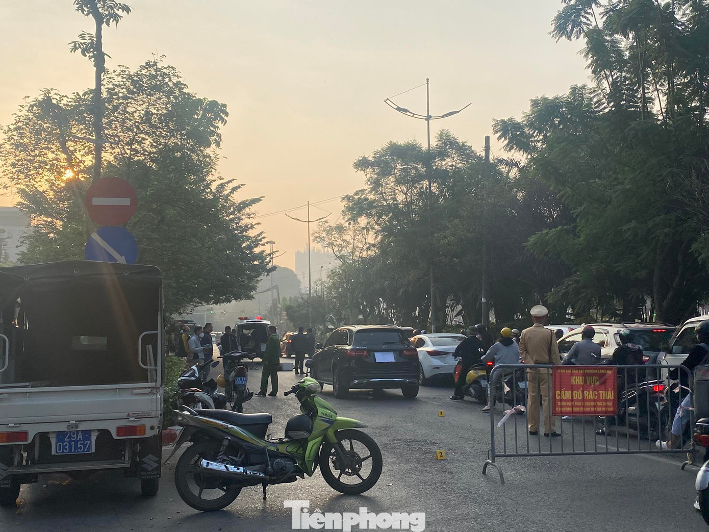 Lực lượng chức năng phong tỏa hiện trường vụ tai nạn. Ảnh: C.H