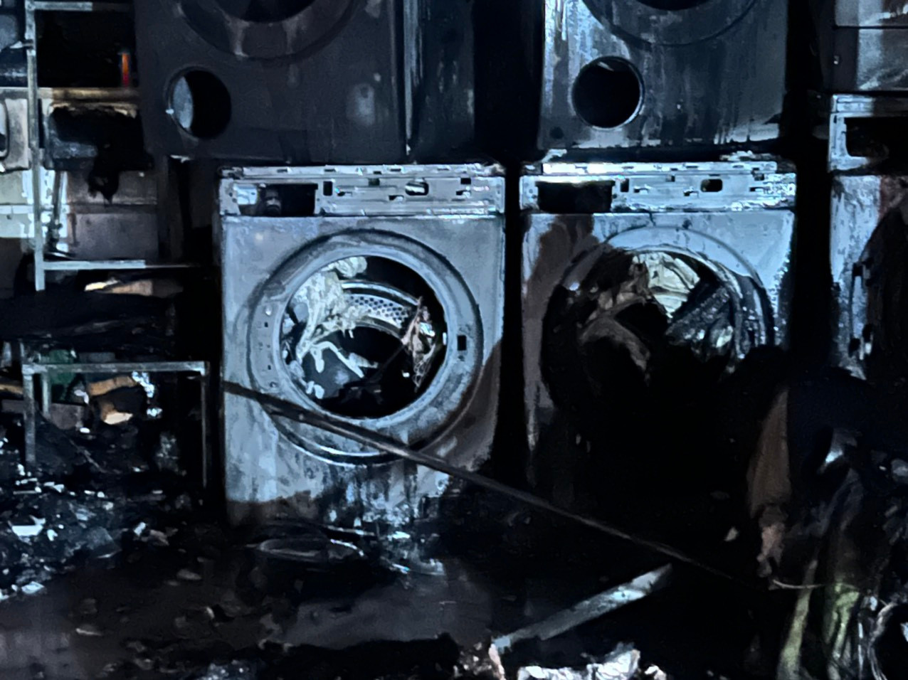 Đồ đạc bên trong hư hỏng sau vụ cháy. Đồ đạc bên trong hư hỏng sau vụ cháy.