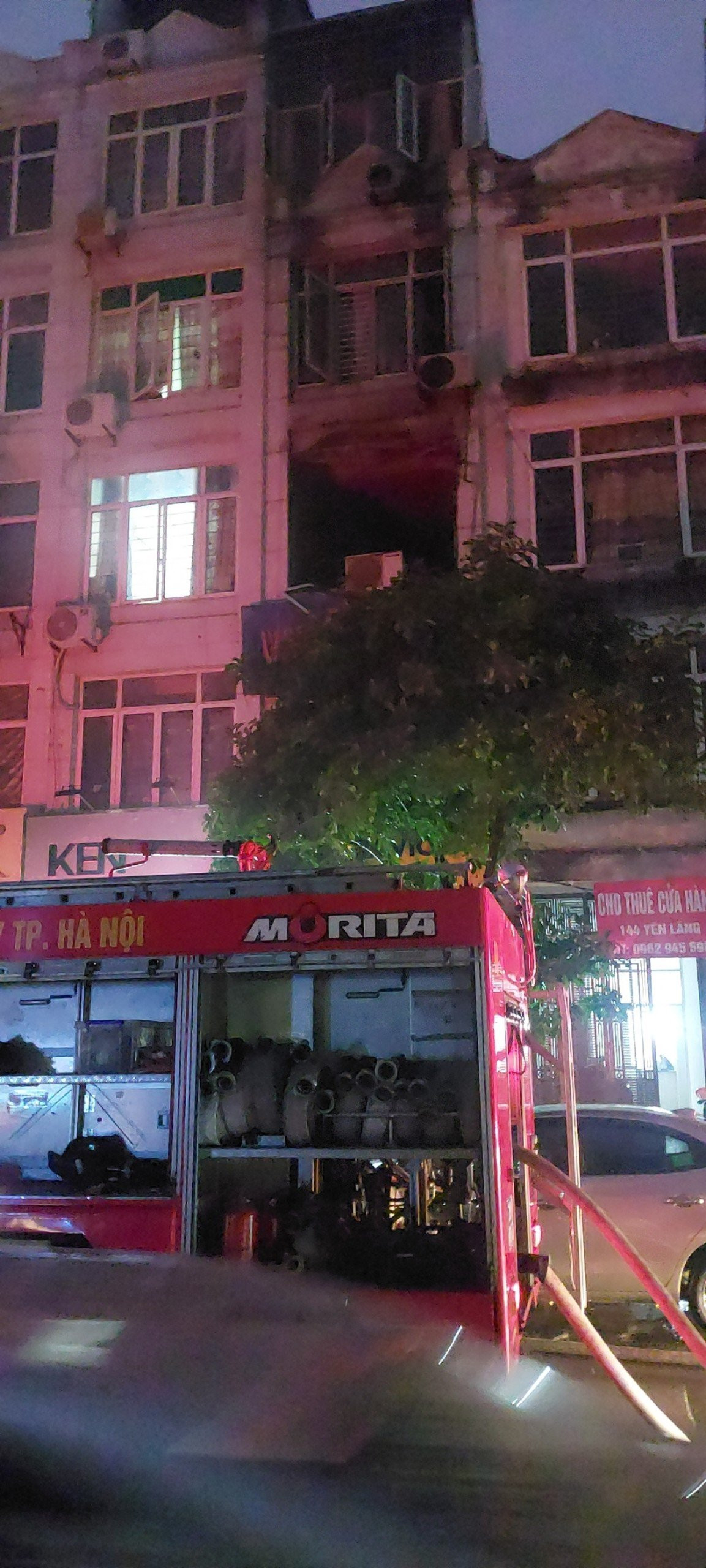 Ngôi nhà xảy ra hỏa hoạn. Ngôi nhà xảy ra hỏa hoạn.