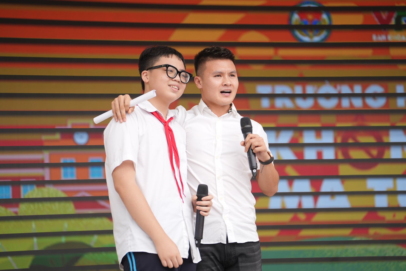 Tại cuộc thi, các em học sinh được giao lưu với cầu thủ bóng đá Quang Hải, Đội tuyển Công an Hà Nội. Tại cuộc thi, các em học sinh được giao lưu với cầu thủ bóng đá Quang Hải, Đội tuyển Công an Hà Nội.