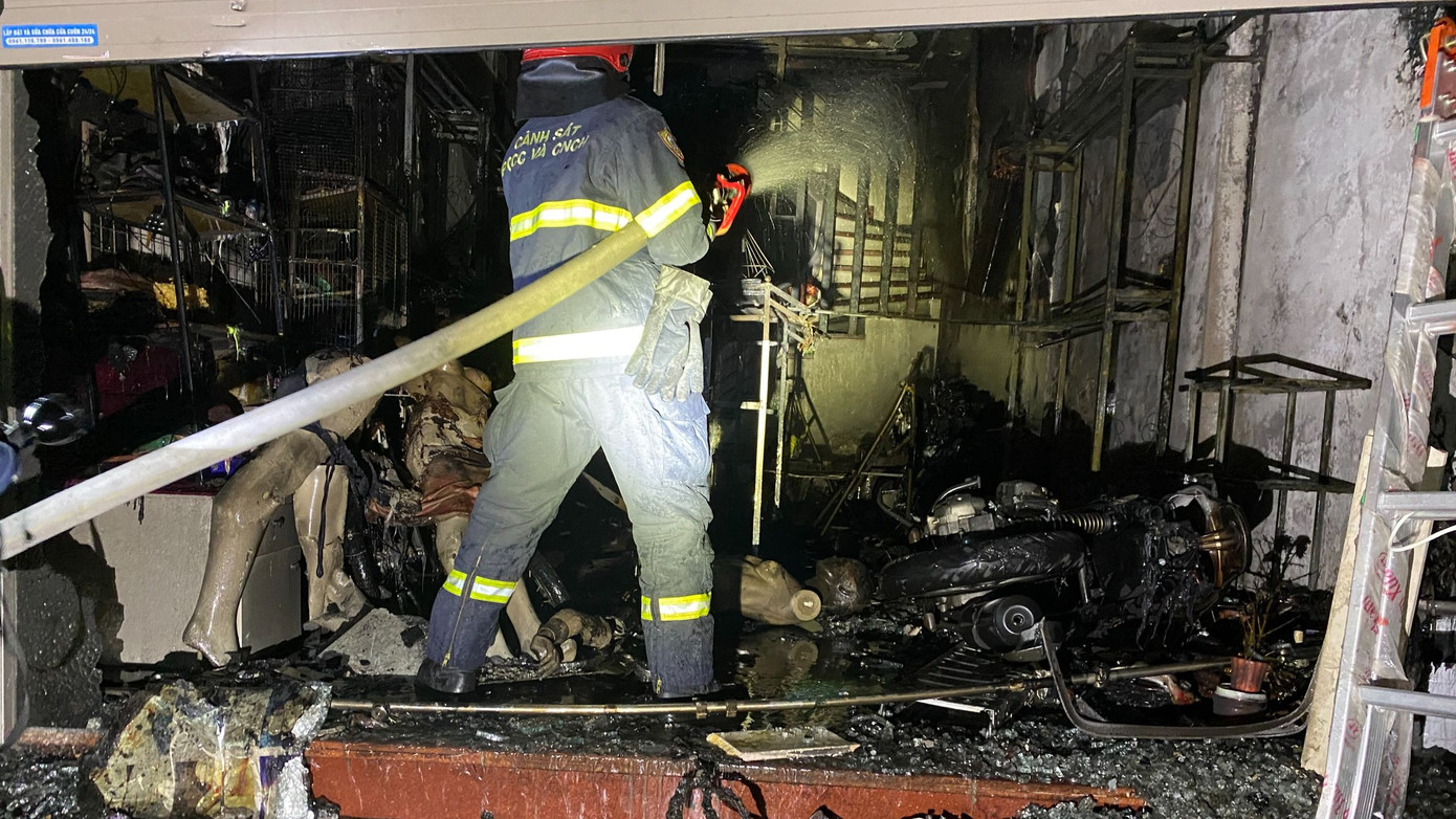 Lực lượng chữa cháy làm nhiệm vụ tại hiện trường.