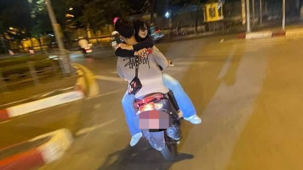 Hình ảnh B. chở bạn gái đăng tải trên mạng xã hội.