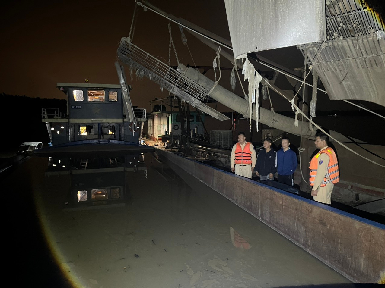 Lực lượng CSGT Hà Nội phát hiện bắt giữ tàu hút cát trái phép trên sông Hồng. Lực lượng CSGT Hà Nội phát hiện bắt giữ tàu hút cát trái phép trên sông Hồng.