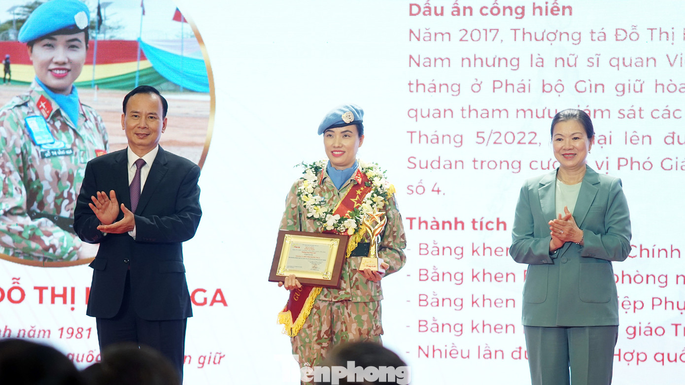 Đại diện Ban chỉ đạo Đề án cùng các vị khách mời trao Cúp, Giấy chứng nhận, hoa, ruy băng cho các Gương sáng pháp luật. Ảnh: Thanh Hà