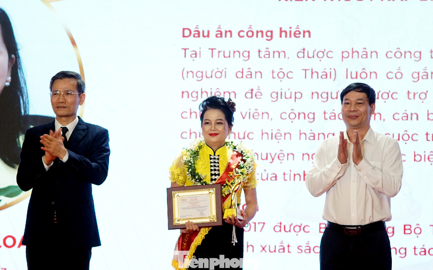 Đại diện Ban chỉ đạo Đề án cùng các vị khách mời trao Cúp, Giấy chứng nhận, hoa, ruy băng cho các Gương sáng pháp luật. Ảnh: Thanh Hà