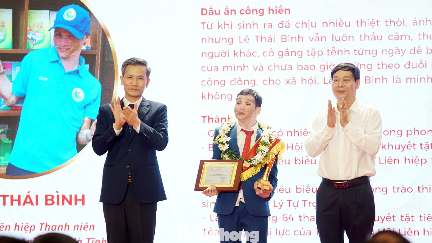 Anh Lê Thái Bình - Ủy viên Hội Liên hiệp thanh niên Việt Nam huyện Kỳ Anh, tỉnh Hà Tĩnh. Anh Bình từ khi sinh ra đã chịu nhiều thiệt thòi, ảnh hưởng từ chất độc màu da cam dioxin nhưng vẫn luôn thấu cảm, thương yêu cho bất hạnh của những người khác, cố gắng tập tễnh từng ngày để bước đi trên đôi chân không lành lặn của mình và chưa bao giờ ngừng theo đuổi giấc mơ trở thành người có ích cho cộng đồng, cho xã hội.