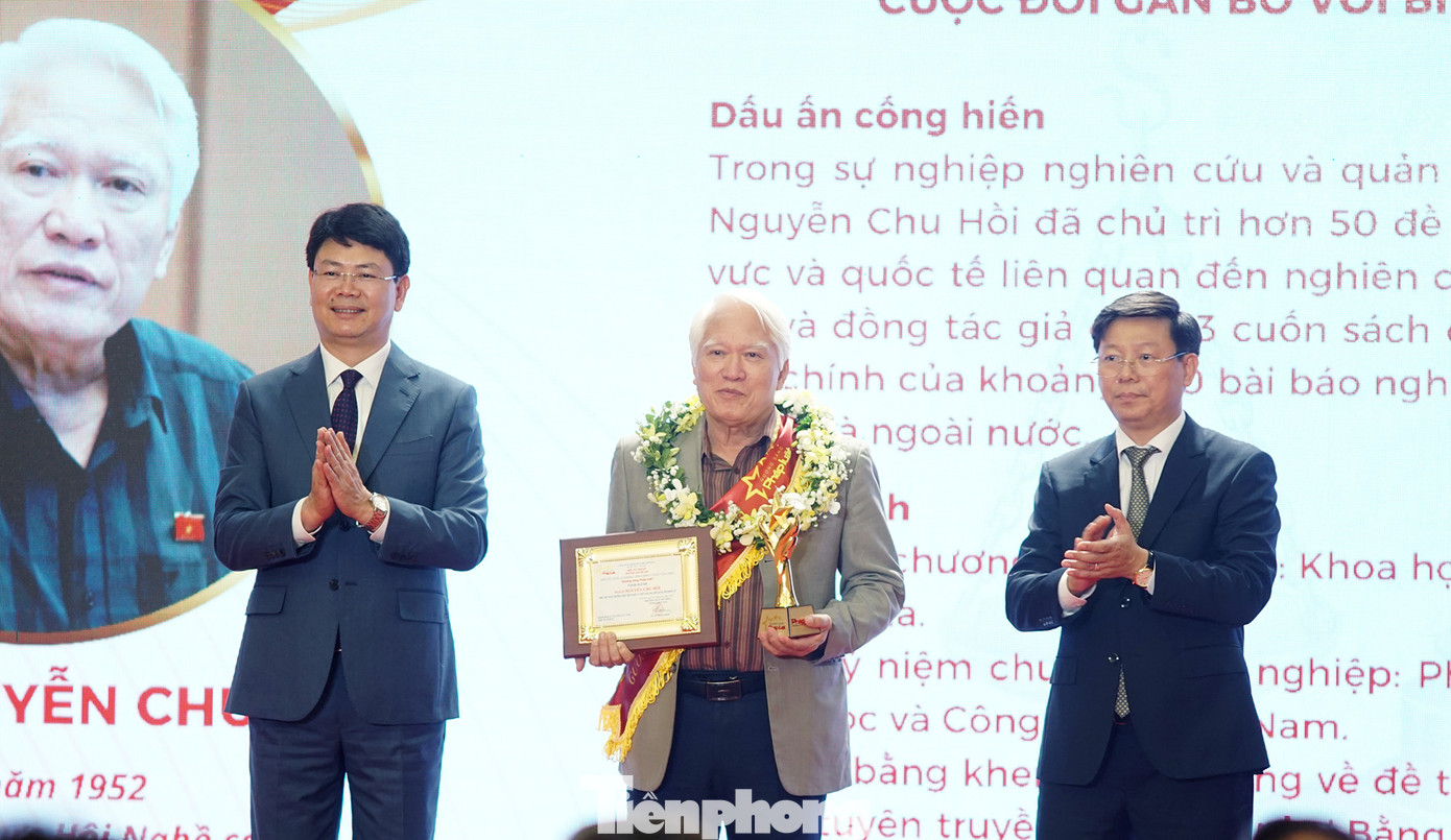 Đại diện Ban chỉ đạo Đề án cùng các vị khách mời trao Cúp, Giấy chứng nhận, hoa, ruy băng cho các Gương sáng pháp luật. Ảnh: Thanh Hà