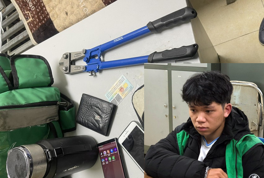 Đối tượng Sơn cùng tang vật thu giữ. Đối tượng Sơn cùng tang vật thu giữ.