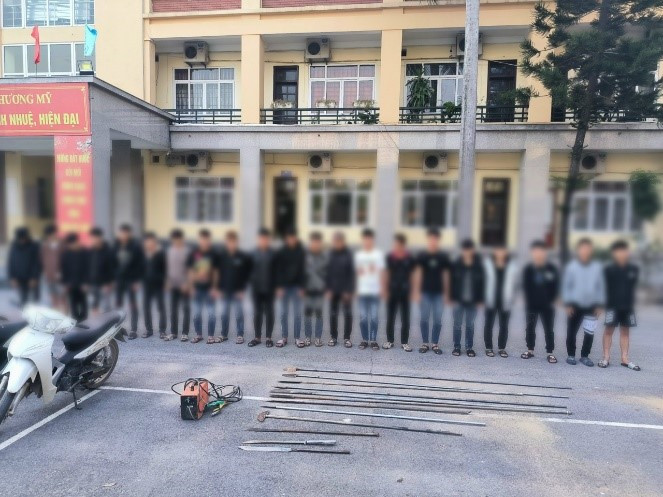 Nhóm thanh thiếu niên cùng hung khí trong vụ việc. Nhóm thanh thiếu niên cùng hung khí trong vụ việc.